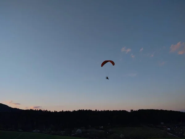 Paraglider Flyver Himlen Dages Tidsbillede - Stock-foto