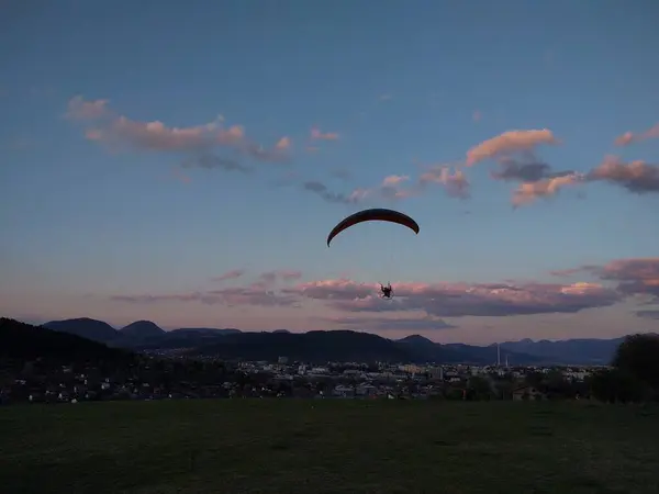Paraglider Gökyüzünde Uçuyor Gündüz Çekimi — Stok fotoğraf