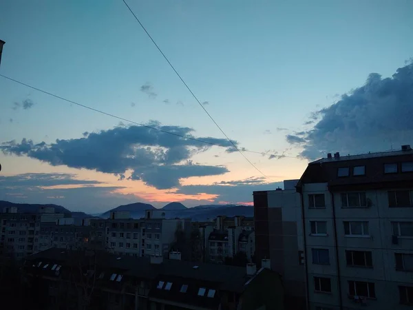 ジリナ市内の建物の上の日の出と日没 スロバキア — ストック写真
