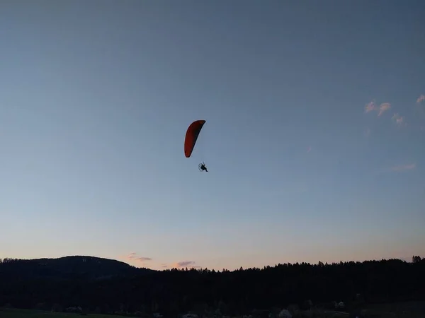 Parapendio Che Vola Cielo Giorno Colpo Tempo — Foto Stock