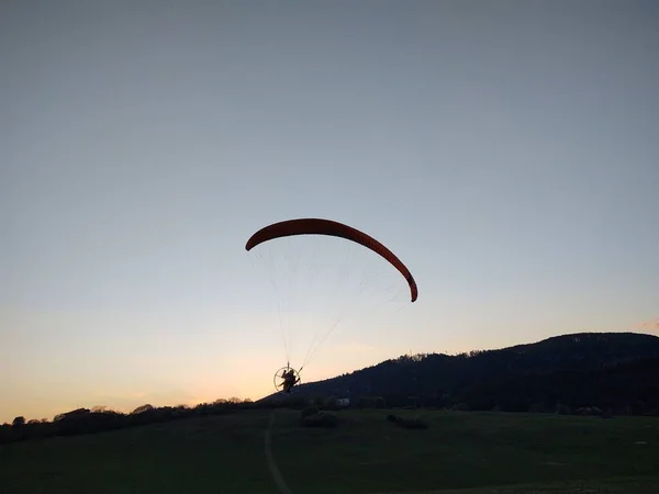 Paraglider Gökyüzünde Uçuyor Gündüz Çekimi — Stok fotoğraf