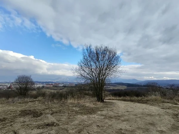 Paisagem Montanhosa Com Nuvens Céu Azul — Fotografia de Stock