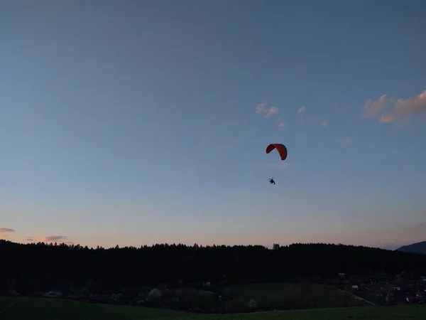 Parapendio Che Vola Cielo Giorno Colpo Tempo — Foto Stock