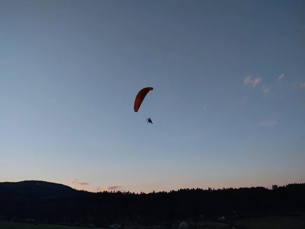 Parapendio Che Vola Cielo Giorno Colpo Tempo — Foto Stock