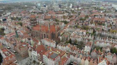Gdansk, Polonya. Eski şehrin havadan 4k videosu, 