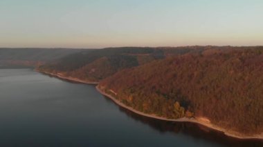 Bakota Gölü, dağların yakınındaki drone 'dan.