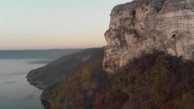 Bakota körfezi manzarası dağlarda
