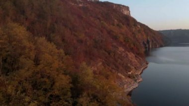 Bakota körfezi dağların etrafındaki göl manzarası