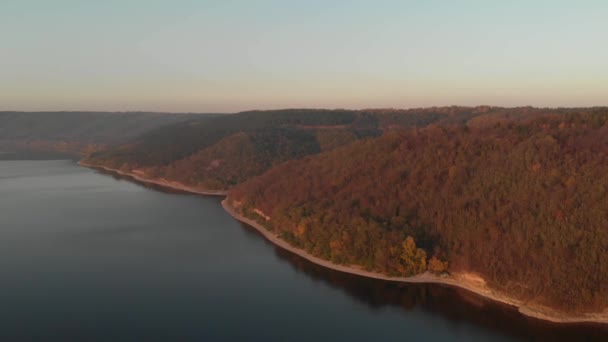 Bakota jezero od dronu v blízkosti hor — Stock video