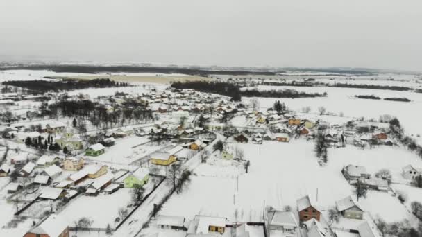 Village en hiver par temps nuageux — Video