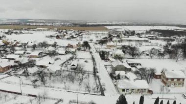 karla kaplı köyün yatay görüntüsü