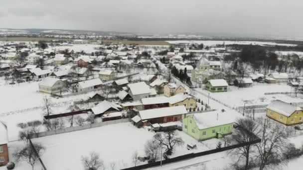 Zasněžené město v příkrém zimním dni — Stock video