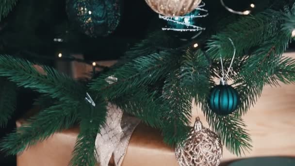 Abeto com presentes de Natal sob — Vídeo de Stock