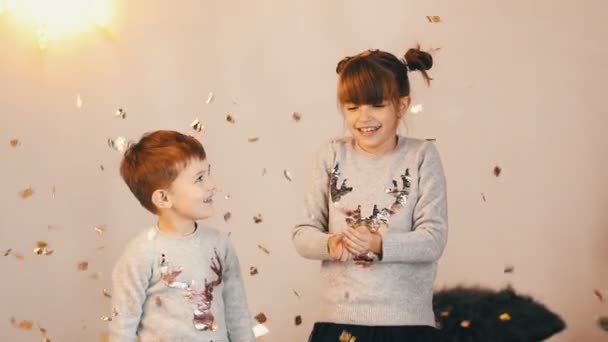 Crianças bonitos e felizes brincando com confete — Vídeo de Stock
