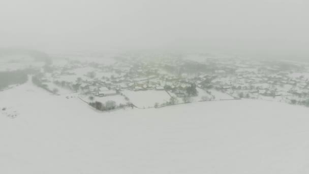 Großer Schneesturm in einer Landschaft. kalter Winter — Stockvideo