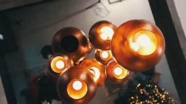 Arka planda lambalar ve xmas ağacının en üstteki görünümü