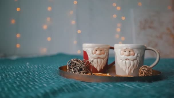 Copos na forma de um Papai Noel em uma bandeja — Vídeo de Stock