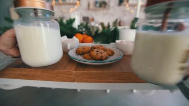 Duas crianças felizes estão bebendo leite e comendo biscoitos na sala de jantar. Saúde. — Vídeo de Stock