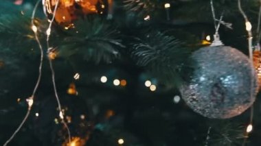 Çelenkli Noel ağacı oyuncakları
