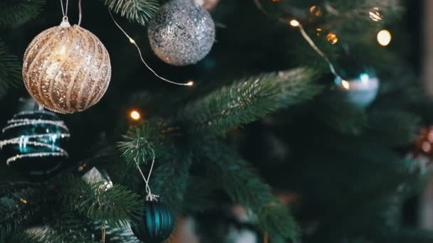 Close-up kerstboom met geschenkdozen en houten fiets — Stockvideo
