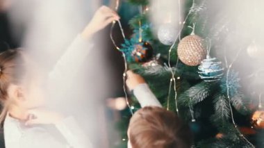 Çocuklar Noel ağacını süslüyorlar. Arka plan