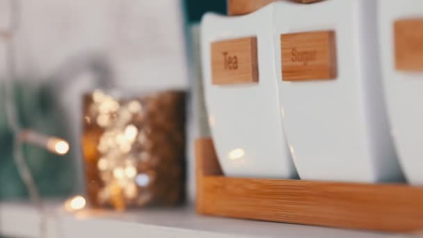 Prateleira de cozinha xmas com panelas de chá — Vídeo de Stock