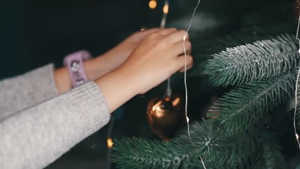 Klein meisje en jongen versieren kerstboom close-up — Stockvideo