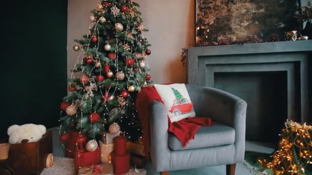 Salon de Noël avec sapin et autocar près de la cheminée avec cadeaux — Video