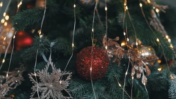 Prachtig versierde kerstboom spar. close-up — Stockvideo