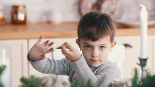 Schattig jongetje zwaaien hand en glimlach, close up — Stockvideo