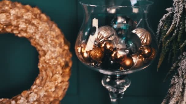 Dekorasyon vazosunu ve lambayı klozete kapat — Stok video