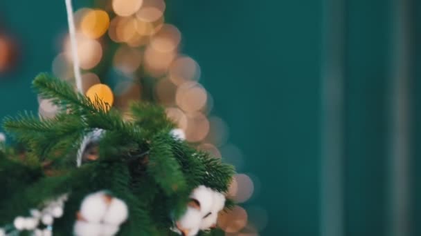 Xmas dekor parlak köknar ağacı bokeh — Stok video