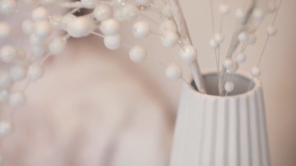 Close up white vase on the table — Stok video