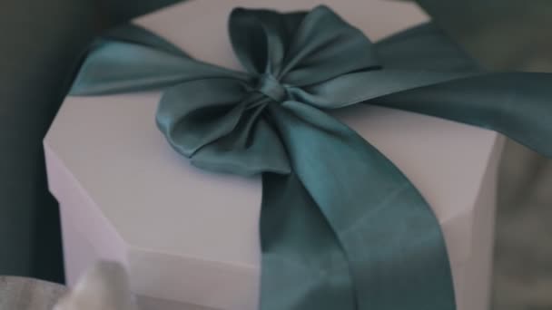 Closeup of white round gift box on the floor — Stockvideo