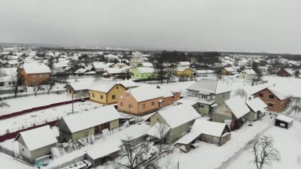 Horizontální pohled na zasněžené střechy v obci — Stock video
