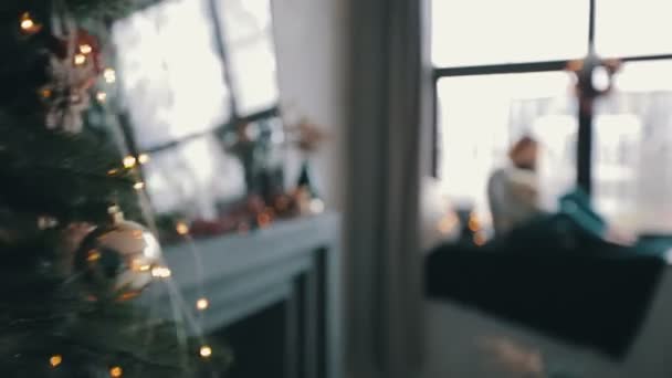 Weihnachtsstimmung bei glücklicher Mutter mit Sohn — Stockvideo