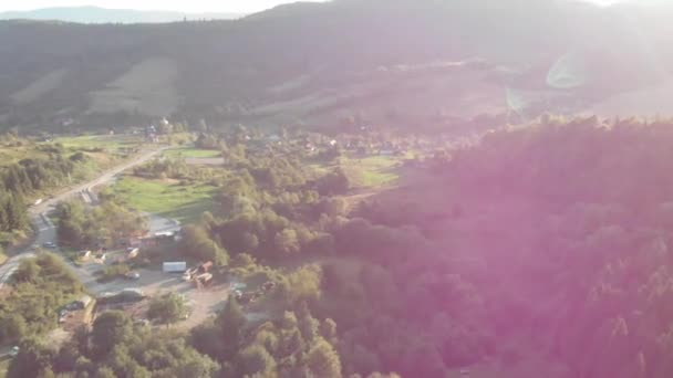 Bella vista aerea del villaggio mattina in montagna — Video Stock