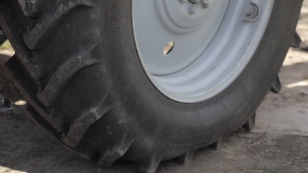 Roue du tracteur et le pneu gros plan. vue latérale — Video