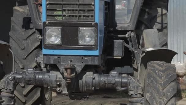 Grande vista anteriore trattore blu. primo piano della macchina agricola — Video Stock