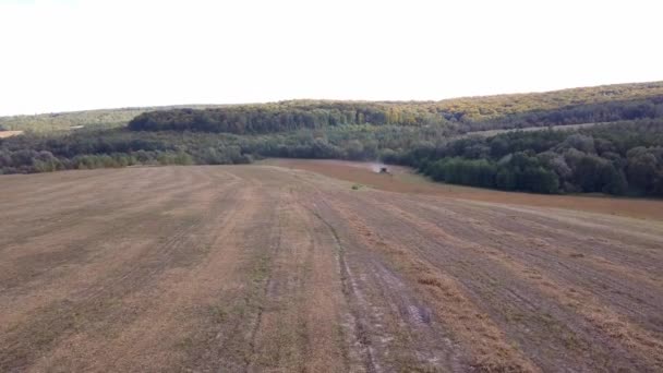 Bulutlu bir günde hasat edilen tarlanın hava görüntüsü — Stok video
