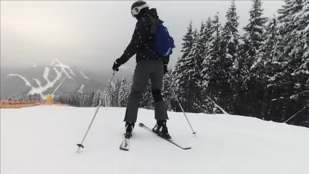 Deux randonnées de skieurs en station de ski vue arrière rapprochée — Video