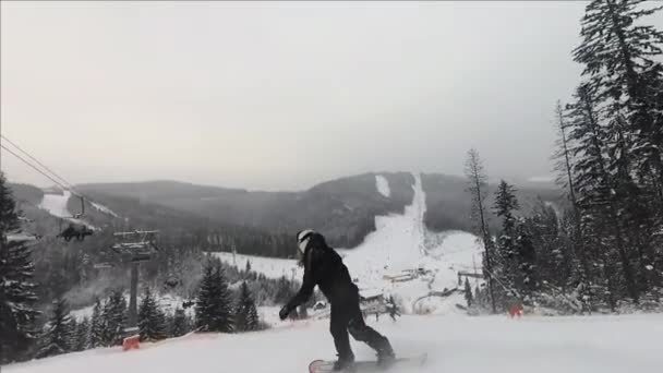 Snowboardista jezdí a padá do sněhu — Stock video