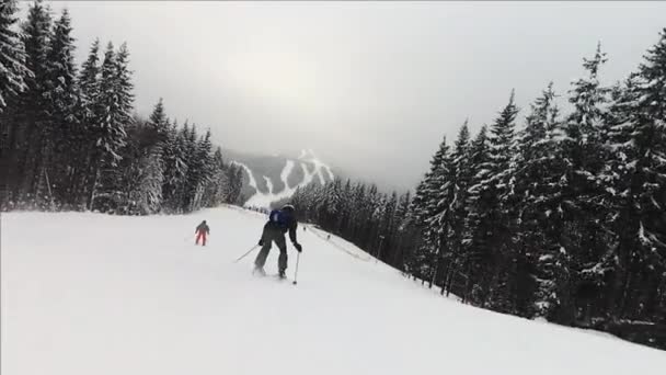 滑雪者在斜坡后视镜下滑行 — 图库视频影像
