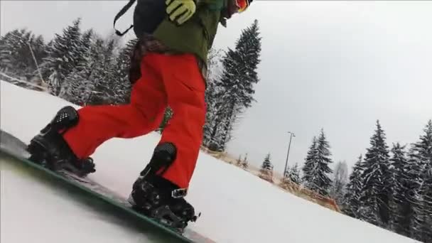 喀尔巴阡山脉的滑雪者 — 图库视频影像