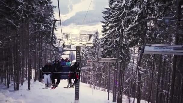 Pessoas em elevador de cadeira em montanhas — Vídeo de Stock