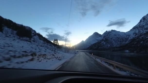 Vista en primera persona desde la carretera entre montañas en invierno puesta de sol — Vídeo de stock