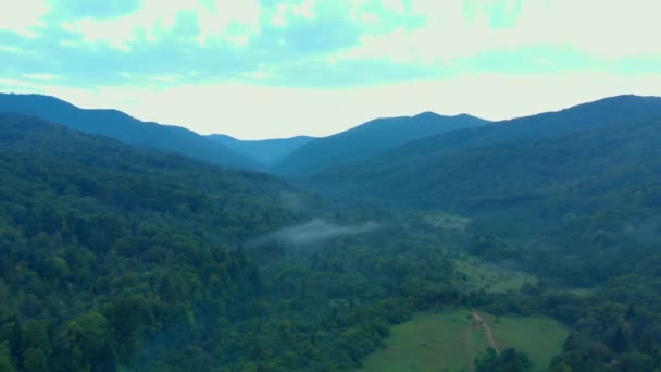Vanuit de lucht uitzicht op het berglandschap. voorjaarstijd — Stockvideo