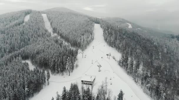 Letecký pohled shora na lyžařské cesty v Karpat — Stock video