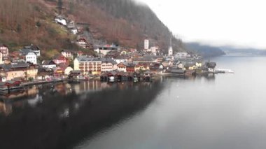 İHA hava görüntüsü - Avusturya Hallstatt üzerinde uçuyor