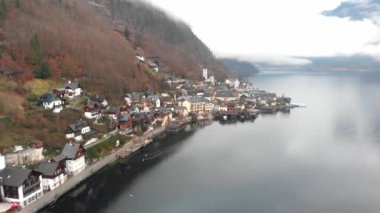 İHA hava görüntüsü - Avusturya Hallstatt üzerinde uçuyor
